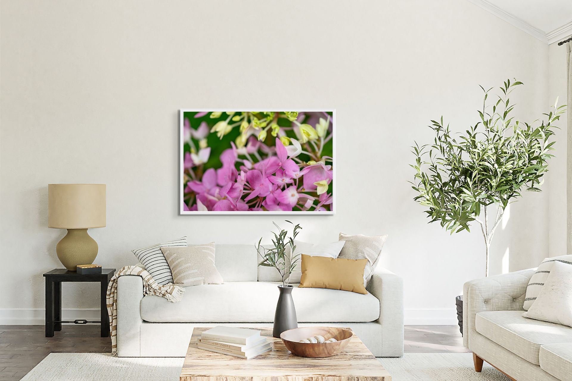 Detailreiche florale Komposition im Übergang von Knospe zu Blüte
