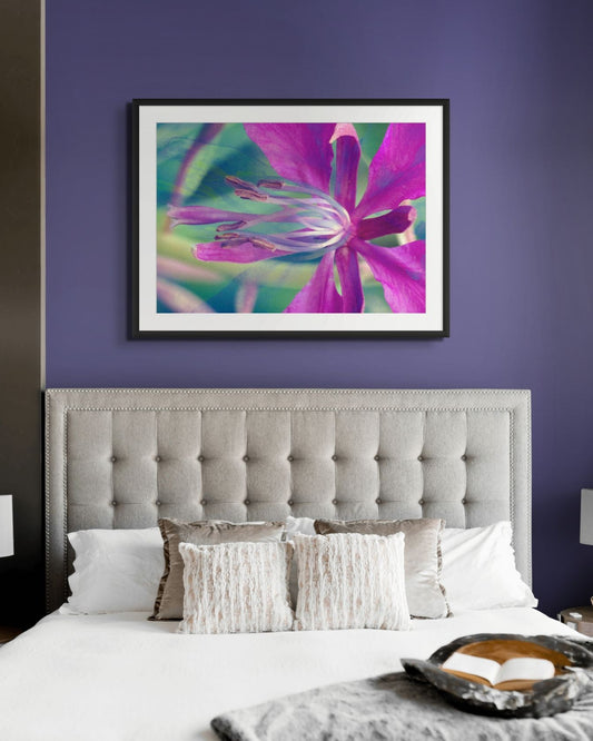 Florale Komposition in Lila und Grün – abstrahiertes Sommerbild